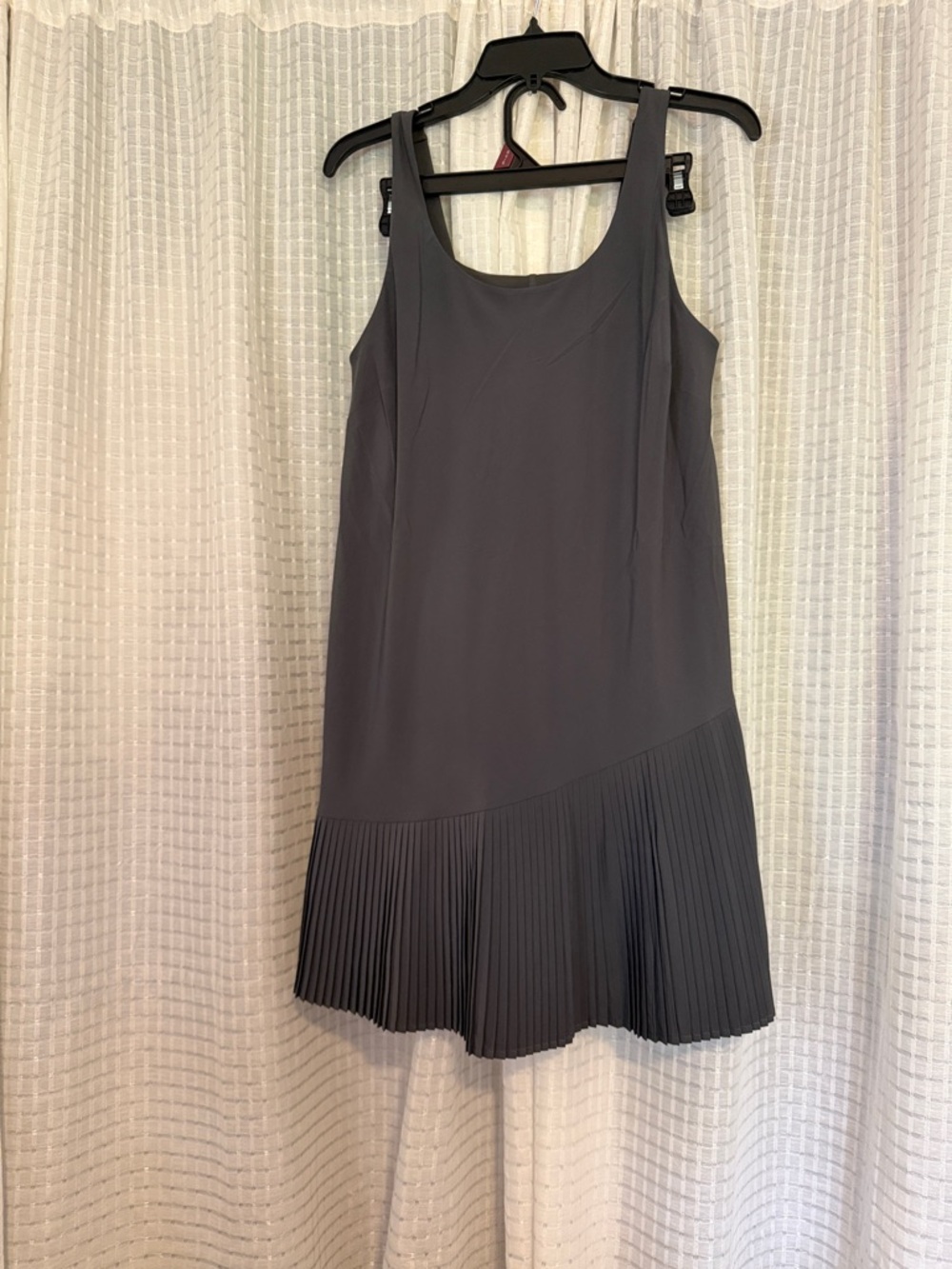 Sleeveless Pleated Hem Dress in green